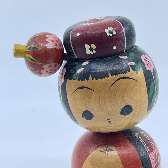 vintage japanese kokeshi doll hand painted floral details & red kimono - Picture 5 of 5
